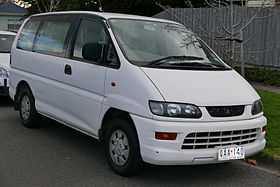 1999 Mitsubishi Starwagon (WA) GLX van (2015-06-25) 01.jpg